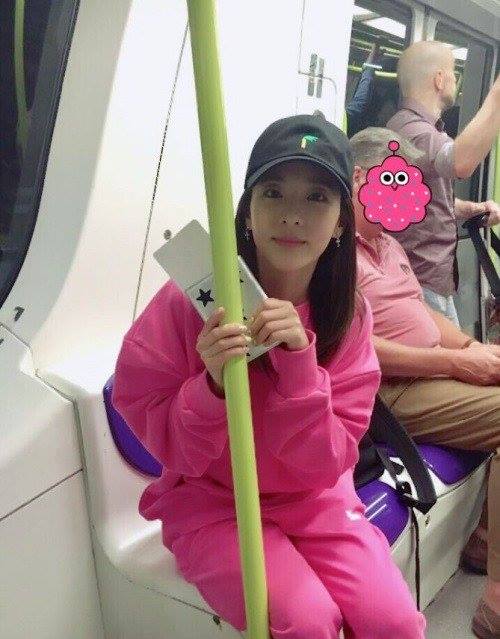 Bài báo: Nữ thần hot pink" Vẻ đẹp của Sandara Park tỏa sáng ngay cả trên tàu điện ngầm nước ngoài