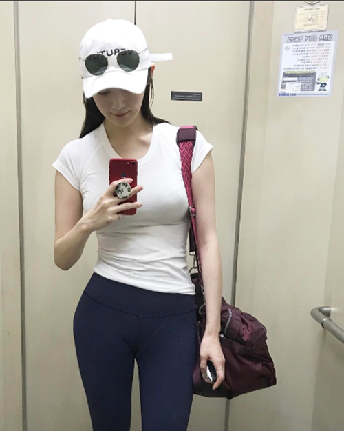 B&agrave;i b&aacute;o: "5 năm tập tạ" Kang Minkyung khoe v&oacute;c d&aacute;ng chai coca