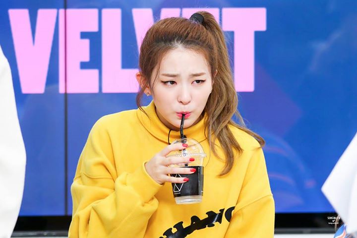 Instiz: Red Velvet Seulgi tiết lộ rằng các staff thường rất vất vả vì cô nàng chảy nhiều mồ hôi quá