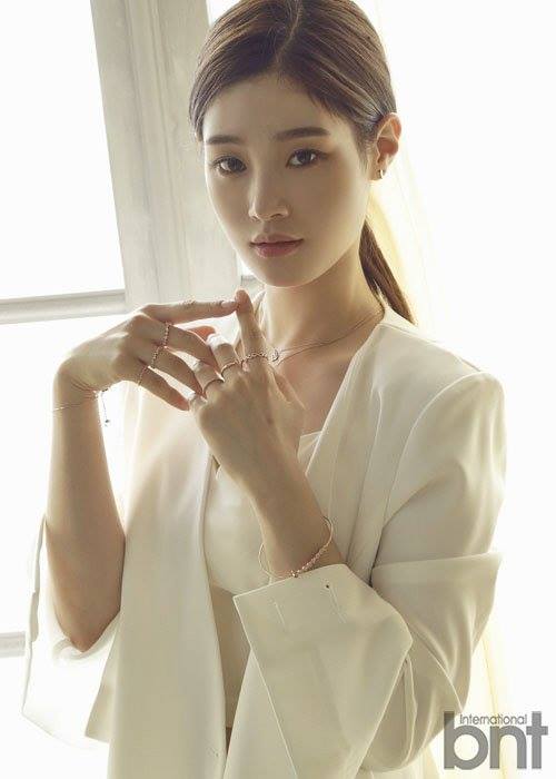 Bài báo: Jung Chaeyeon, "Em đã sốc khi thấy chị Lee Yeon Hee đẹp như thế nào ở ngoài đời"