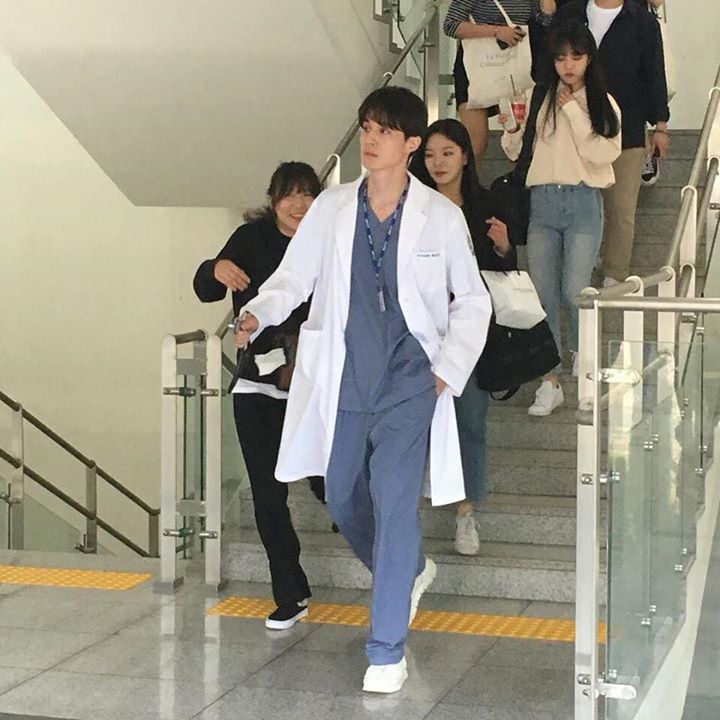 Lee Dong Wook mặc áo blouse trắng quay drama y khoa “Life” của đài JTBC