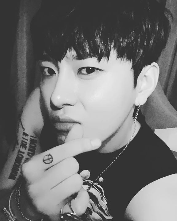 HIGHLIGHT Junhyung bắn tim trên Insta sau màn trình diễn ở sân vận động Mỹ Đình: “Cảm ơn Việt Nam 