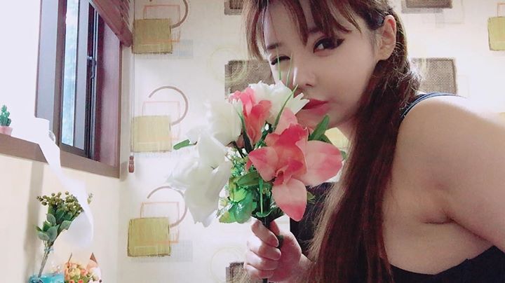 Park Bom cập nhật IG nói rằng mình muốn tiếp tục được ca hát và sẽ gặp sớm lại các fan qua âm nhạc