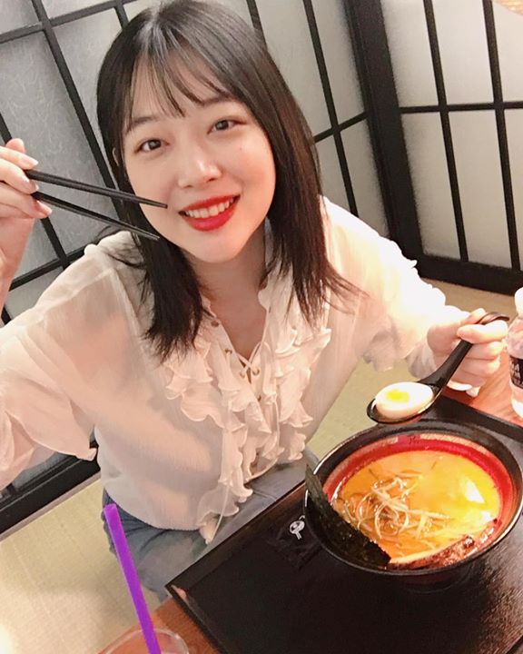 Sulli đi ăn mì Aori Ramen: “Aori Ramen ❤️ Ngon ghê. Vì chọn vị cay nhất nên môi mình tê liệt rồi đây.”