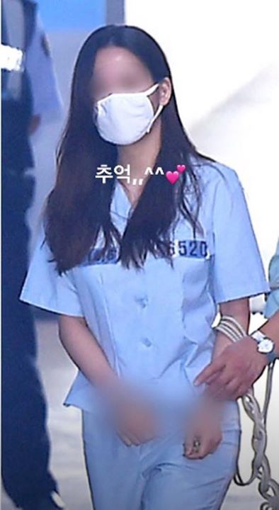 Han Seo Hee đăng lên Instagram Story tấm ảnh bị còng tay và mặc áo tù khi bị dẫn độ lên tòa xét xử vụ hút cần sa cùng T.O.P với dòng chữ: “Kỉ niệm,,^^