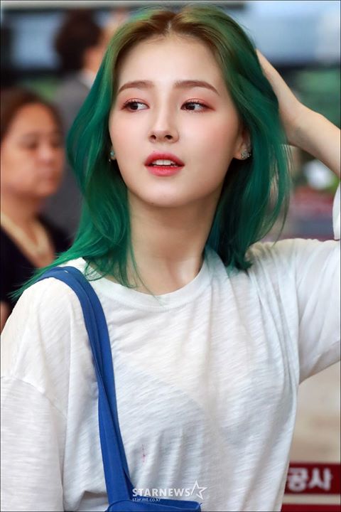 Momoland Nancy lần đầu xuất hiện trước ống kính truyền thông với mái tóc xanh