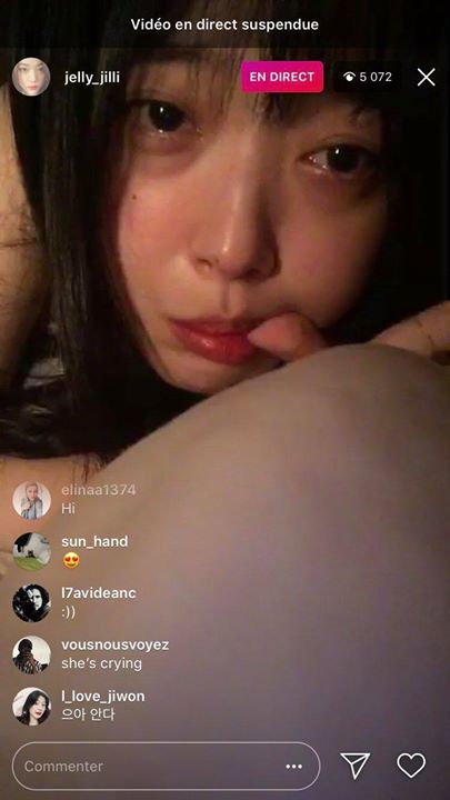 Sulli phát live trên Instagram đêm qua, không nói gì suốt 10 phút rồi khóc