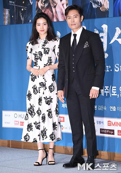 Họp báo drama lịch sử tình cảm “Mr. Sunshine” quy tụ dàn sao khủng Lee Byung Hun, Kim Tae Ri, Yoo Yeon Seok, Kim Min Jung và Byun Yo Han. Biên kịch Kim Eun Sook vắng mặt do bận viết kịch bản.