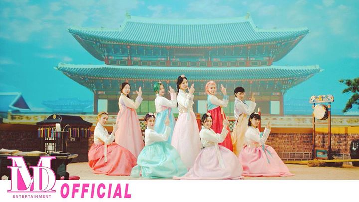 Các cô gái từng đại náo phố đi bộ Hồ Gươm MOMOLAND tung MV comeback “BAAM!”