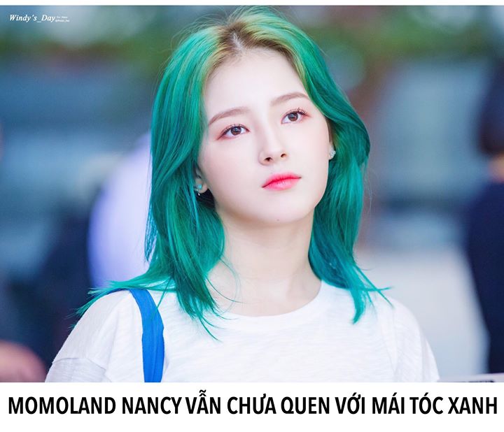 Nancy thổ lộ tại showcase comeback ‘Fun to the World’: “Từ lúc nhuộm màu này mọi người cứ trêu em là trông giống rong biển. Nhưng không phải vậy đâu ạ. Ai cũng bảo là xanh lá nhưng em lại thấy giống xanh ngọc bích hơn. Tới giờ em vẫn còn ngạc nhiên mỗi kh