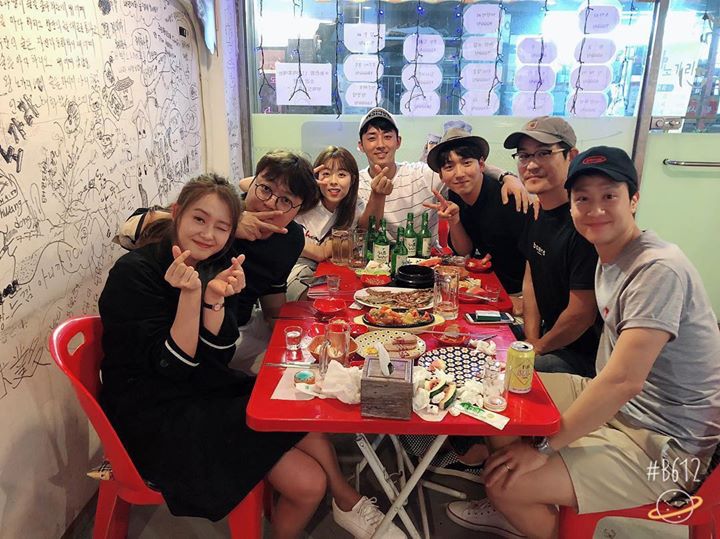 Dàn diễn viên “Reply 1994” hội ngộ, chỉ thiếu nam phụ “Chil Bong” Yoo Yeon Seok đang quay phim mới