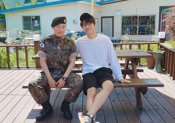 INFINITE L tới thăm leader Sunggyu trong quân ngũ sau 4 tuần kết thúc khóa huấn luyện cơ bản