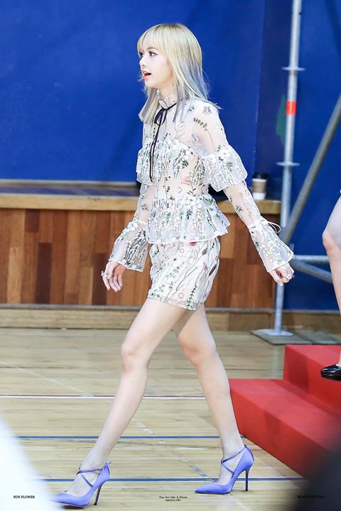 Body nuột nà từ đầu tới chân của BLACKPINK Lisa