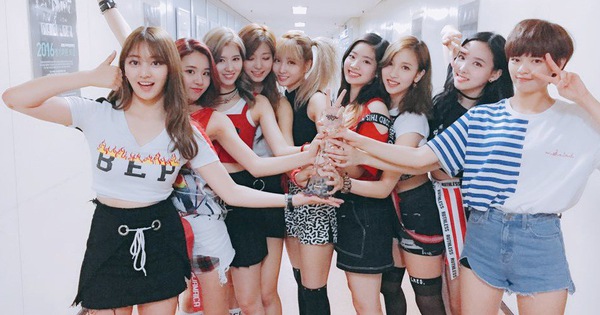 Hit mới còn chưa ra khỏi Top 10, TWICE đã rục rịch trở lại vào tháng sau