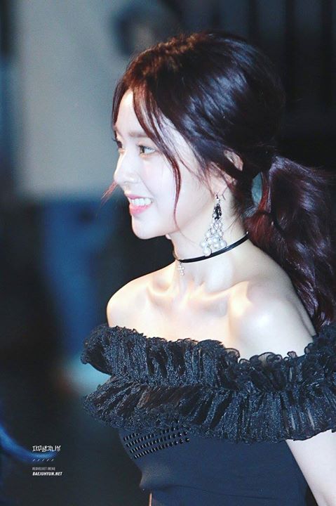 Instiz: Red Velvet Irene thường xuyên mặc áo trễ vai