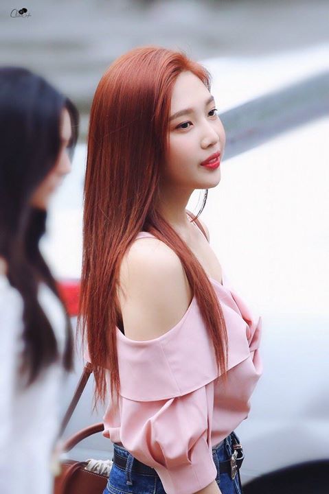 Instiz: Joy đến Music Bank với màu tóc mới