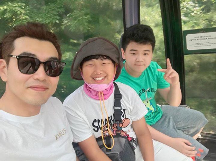 Hình ảnh mới nhất của 2 bé Junsu và Yoonho (Bố Ơi Mình Đi Đâu Thế?) trong chuyến đi chơi ở Everland cùng nam diễn viên Lee Jong Hyuk