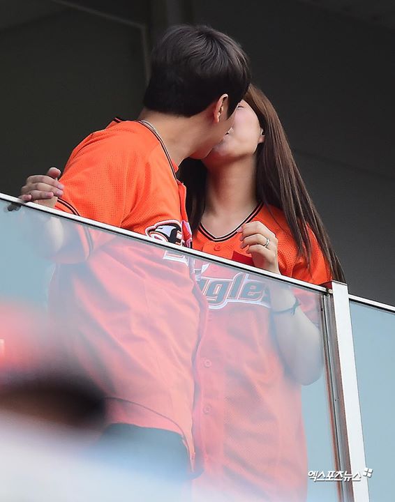 Cặp vợ chồng idol F.T Island Choi Minhwan và cựu thành viên LABOUM Yulhee khóa môi “kiss me” ngọt ngào tại sân bóng chày. Cả hai còn mang theo cậu con trai 2 tuổi cùng ném bóng mở màn trận đấu.