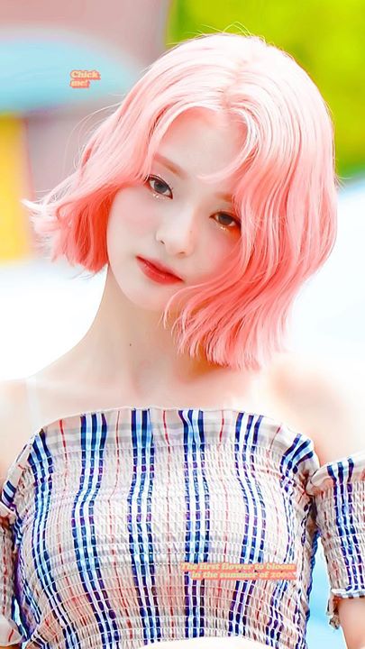 fromis_9 Lee Nagyung với mái tóc ngắn nhuộm hồng