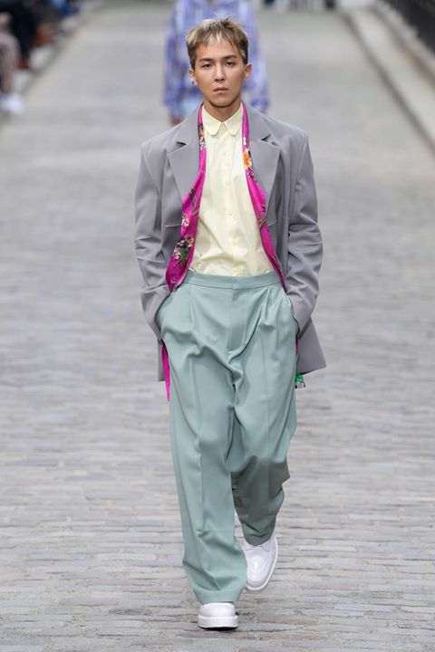 WINNER Mino sải bước trên sàn diễn Louis Vuitton Men’s Xuân Hè 2020 tại Tuần lễ thời trang Paris
