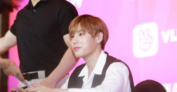 "Hoàng tử mây" Ha Sungwoon ngọt ngào nắm tay từng fan Việt trong buổi fansign của V Heartbeat