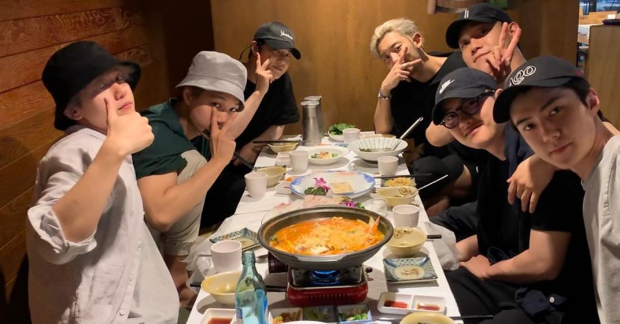 Các thành viên EXO cùng nhau tụ tập ăn uống trước khi D.O. lên đường nhập ngũ