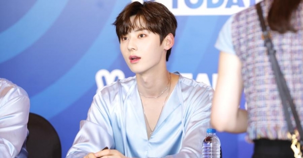 Loạt khoảnh khắc của Nu'est tại fansign Việt Nam: Hwang Minhyun tỏa sáng với visual cực phẩm