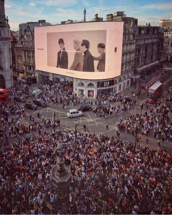 [theqoo] Tình trạng fan BTS tại Piccadilly Circus, London