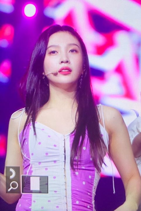 Instiz: Váy của Joy sao thế này?