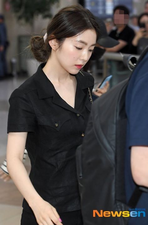 Bài báo: Red Velvet Irene, trốn sau lưng quản lý ở sân bay