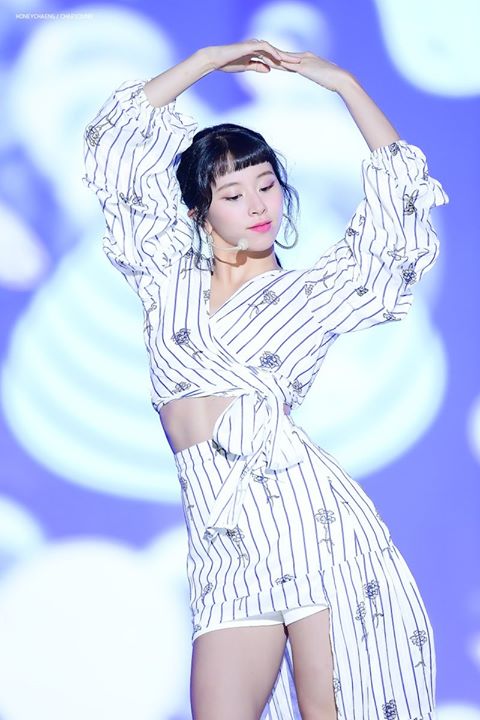 Theqoo: Cánh tay dài khiến cho vũ đạo của TWICE Chaeyoung trông siêu đẹp