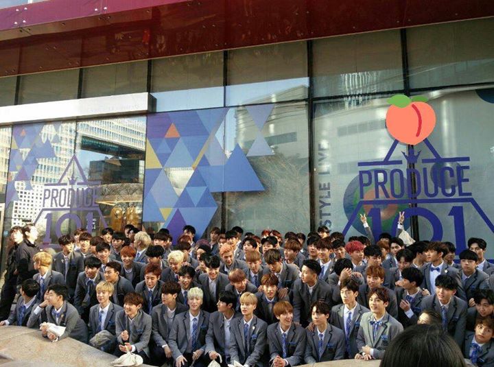 Hình ảnh các thí sinh "Produce 101" mùa 2 tại một sự kiện guerilla và trụ sở CJ E&M chiều nay. 