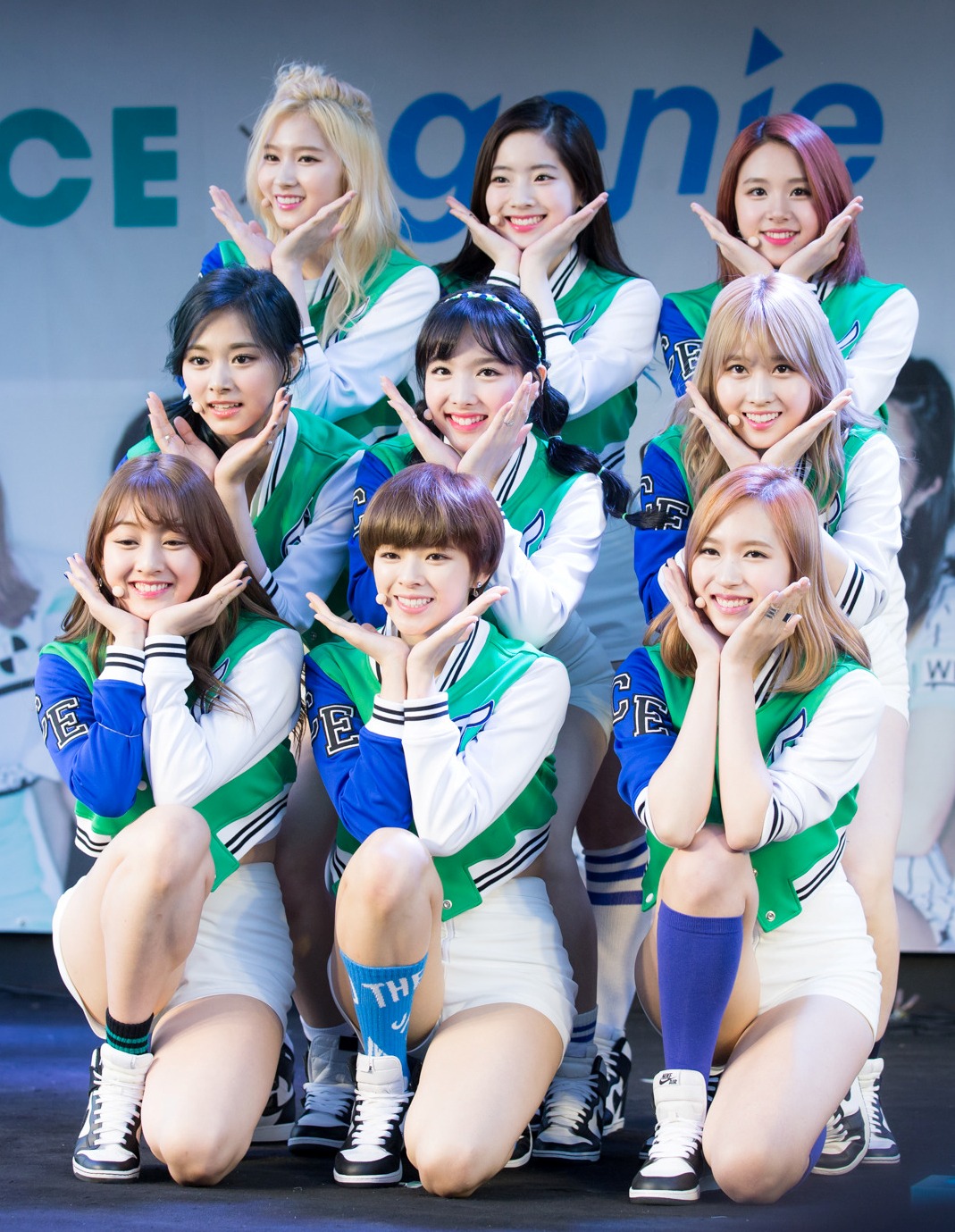 Bốn thành viên của TWICE vô cùng dễ thương khi nhảy ca khúc hit “Knock Knock” tốc độ x2