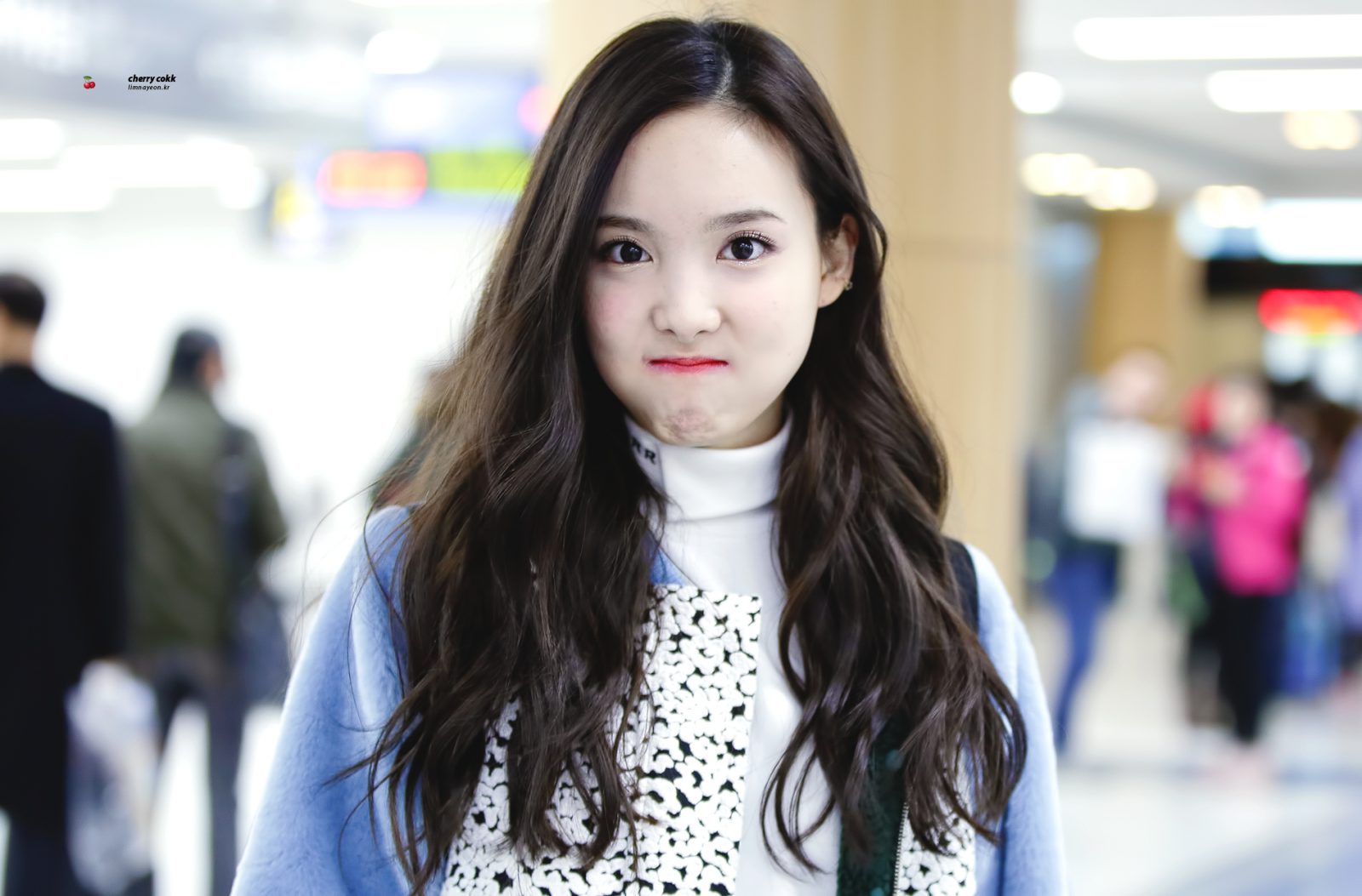 Fan hâm mộ “đổ gục” trước thói quen đáng yêu của Nayeon