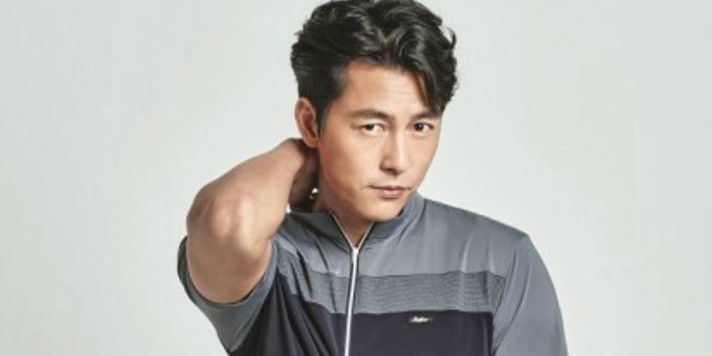 Jung Woo Sung trông thật lôi cuốn trong bộ ảnh ngoài trời với ‘THE RED FACE’