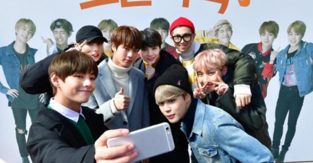 BTS bất ngờ xuất hiện tại một trường trung học trước khi bắt đầu Tour diễn thế giới