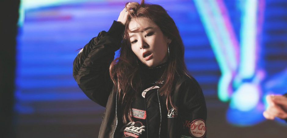 Nh&agrave; nhiếp ảnh n&agrave;y đ&atilde; bắt được khoảnh khắc chứng tỏ v&ograve;ng eo của Seulgi nhỏ đến thế n&agrave;o