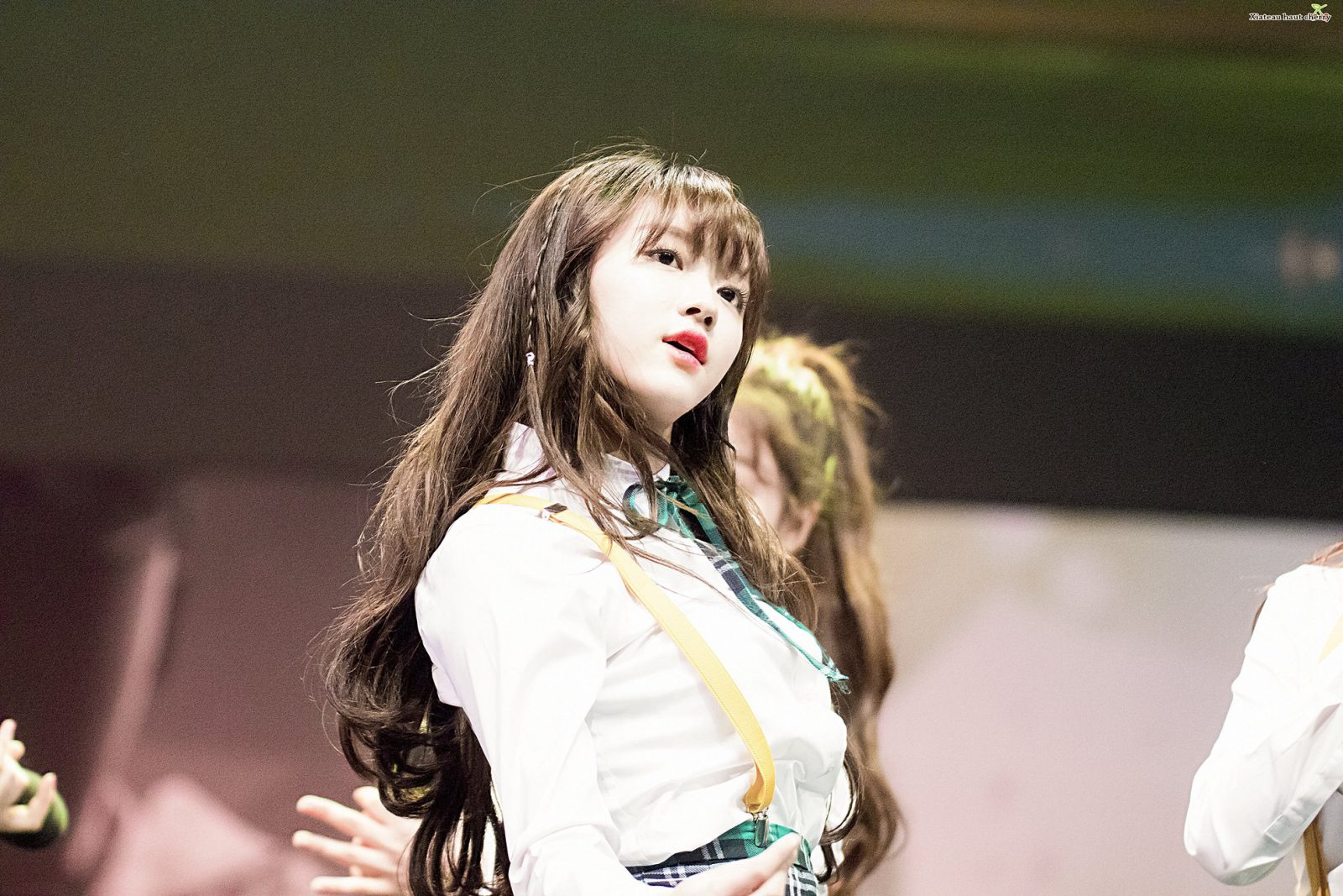 Fan không thể tin nổi YooA (Oh My Girl) quyến rũ như thế nào trong bộ trang phục này