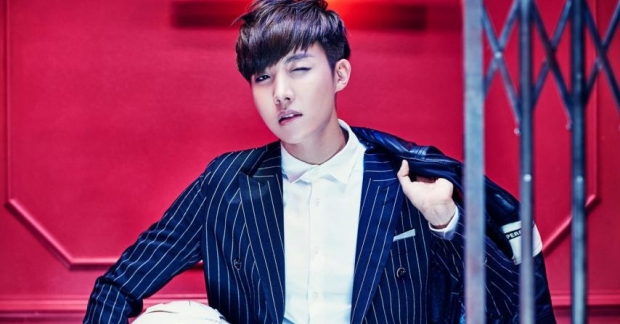 J-Hope (BTS) khoe vẻ đẹp hình thể đẹp như tượng trong chiếc áo ướt