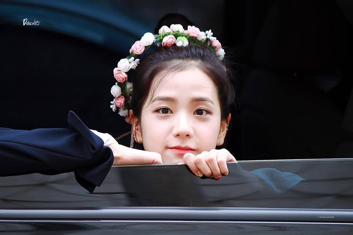 Jisoo (BLACKPINK) trông cực kì khác biệt với phụ kiện này