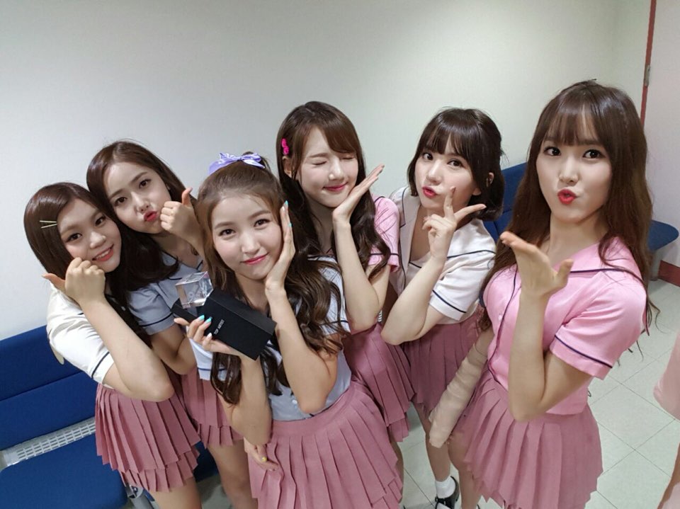 G-Friend hài hước khi bịt mắt để nhảy ‘Me Gustas Tu’