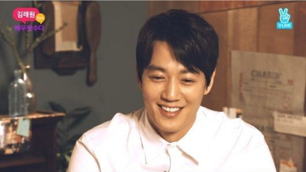 Kim Rae Won nhận được một cuộc gọi bất ngờ từ đồng nghiệp nam trong chương trình Radio Live