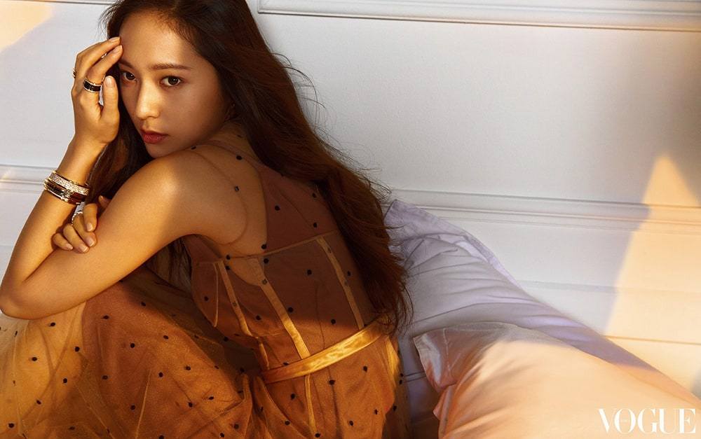 f(x)'s Krystal bộc lộ nét đẹp trưởng thành, sang trọng trong ấn phẩm Vogue