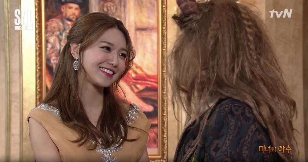 Sooyoung (Girls’ Generation) nhại lại hình ảnh ‘Beauty and the Beast’ trên chương trình ‘SNL Korea 9’
