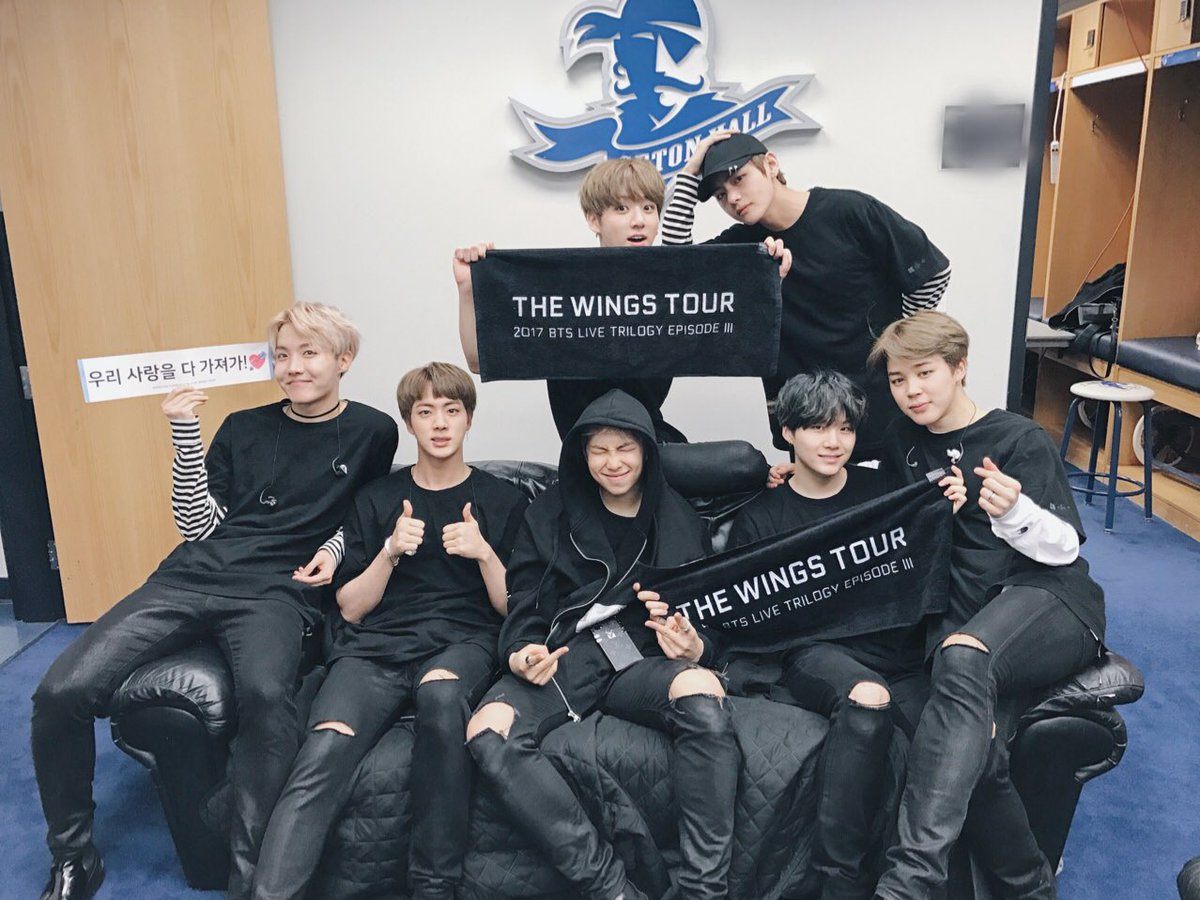 Fan nam “cứng cựa” ở concert Newark thuộc Wings Tour của BTS đang thu hút nhiều sự chú ý của cư dân mạng