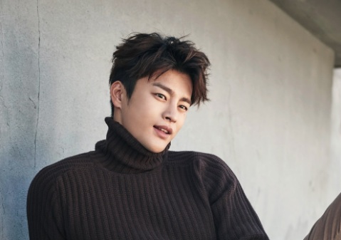 Seo In Guk chào tạm biệt fan với bức ảnh tóc cắt ngắn cho nghĩa vụ quân sự