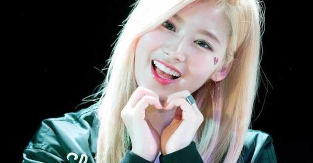 Sana (TWICE) đốn tim fan bằng những aegyo đáng yêu khó cưỡng