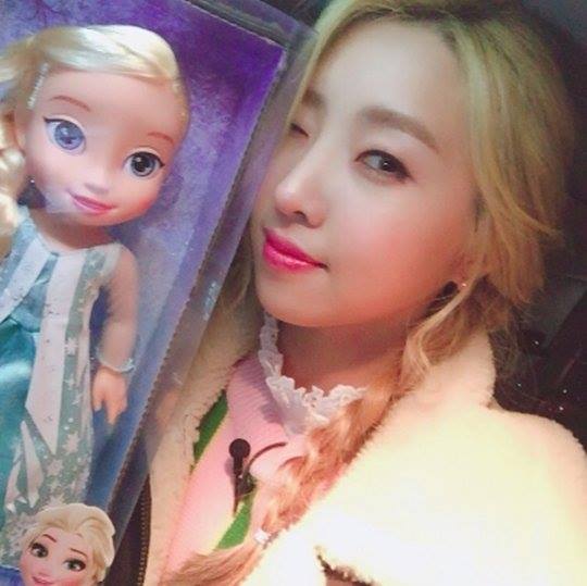 Bài báo: Gong Minzy chứng tỏ mình trông giống Elsa 'Chúng tôi có giống nhau không' 