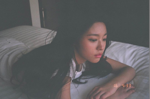 Bài báo: "Ai đó có thể cho mình biết cách vừa nằm vừa đọc sách mà không bị đau tay không" ảnh selca trên giường gợi cảm của Seolhyun