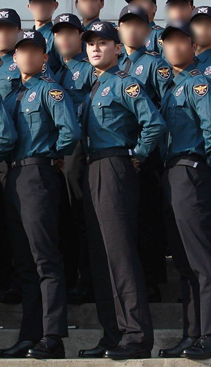 Bài báo: "Nghiêm!" JYJ Kim Junsu tại khoá huấn luyện cảnh sát
